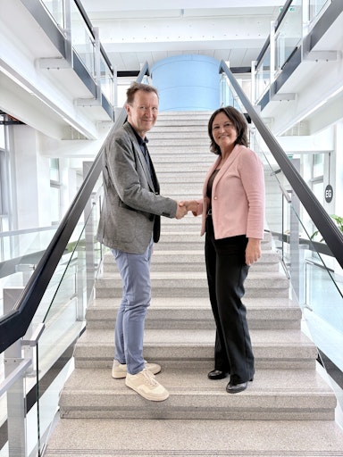 Starten eine Partnerschaft zur Ausbildung der
Medientechnik-Talente von morgen (v.l.n.r., Bildquelle: Big Blue
Marble): Norbert Grill, CTO Big Blue Marble, und Rosa von Suess,
Studiengangsleiterin Medientechnik im Department Medien und Digitale
Technologien University of Applied Sciences St. Pölten.