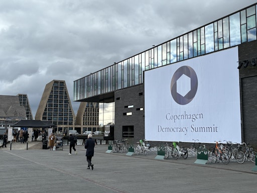 Der Copenhagen Democracy Summit bringt im Royal Playhouse der
dänischen Hauptstadt rund 600 Expertinnen und Experten zusammen,
darunter erstmals Vertreter der von dpa koordinierten Democracy News
Alliance. // Weiterer Text über ots und www.presseportal.de/nr/8218
/ Die Verwendung dieses Bildes für redaktionelle Zwecke ist unter
Beachtung aller mitgeteilten Nutzungsbedingungen zulässig und dann
auch honorarfrei. Veröffentlichung ausschließlich mit
Bildrechte-Hinweis.