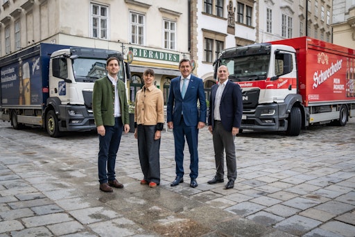 Lokalaugenschein in Wien (v. l.): Christoph Klade, Logistics
Sustainability Consultant, Martina Prucha, Sustainability Manager,
Mobilitätsminister Peter Hanke und Othmar Tantscher, Manager
Customer Service & National Logistics.