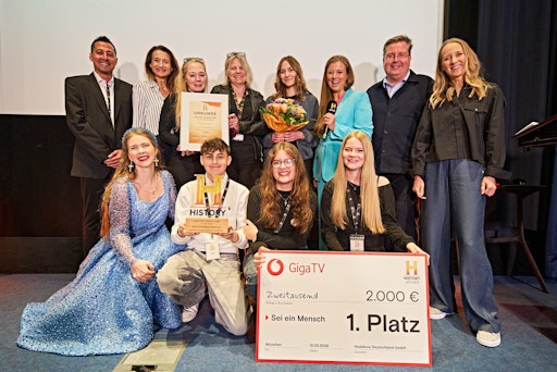 Schülerinnen und Schüler der Realschule Himmelsthür in Hildesheim
gewinnen den HISTORY-AWARD 2026. Sie setzten sich mit ihrem Beitrag
"Unsere Entscheidung: Mensch sein" beim Video-Wettbewerb des
TV-Senders The HISTORY Channel gegen 33 andere Projekte aus acht
deutschen und zwei österreichischen Bundesländern durch. Das Thema
des zum 14. Mal ausgeschriebenen Awards lautete "Sei ein Mensch!".
Die Schirmherrschaft hatten Marcel Reif und Melina Hoischen ("Miss
History") übernommen. Bei der heutigen Preisverleihung im Rahmen des
DOK.fest München erhielten die Schülerinnen und Schüler den
HISTORY-AWARD von Miss History, der Geschäftsführerin des HISTORY
Channels Kathrin Palesch und von Nina Eichinger, der Moderatorin der
Veranstaltung. // Weiterer Text über ots und
www.presseportal.de/nr/55632 / Die Verwendung dieses Bildes für
redaktionelle Zwecke ist unter Beachtung aller mitgeteilten
Nutzungsbedingungen zulässig und dann auch honorarfrei.
Veröffentlichung ausschließlich mit Bildrechte-Hinweis.