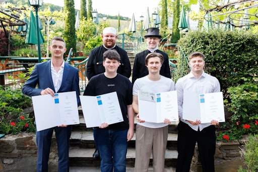  Innungsmeister Michael Gerhard Cesnek bei der Übergabe der
Gesellenurkunden im Rahmen der Florianifeier 2026. v.l.n.r:
Innungsmeister Michael Cesnek, Bundesinnungsmeister Plesar
Christian. Vordere Reihe v.l.n.r: Eric Fanselow, Lukas Röhrer,
Florian Essl, Tobias Höfler