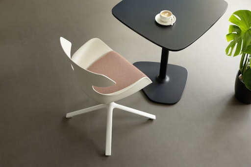 Vorschau Bild von Der Stuhl ist aus der Idee geboren, mit einer Schalenform und
unterschiedlichen Gestellvarianten ein breites Einsatzspektrum in
der Büro- und Objektarchitektur abzudecken. bloum findet man in
Lounge-Bereichen, Working Cafés, Bistros, Hotelzimmern oder
Wartebereichen ebenso wie in Besprechungen, Konferenzen und
Büroräumen.