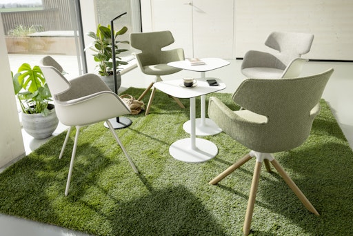 Vorschau Bild von bloum stellt dem puristisch-kühlen Design der techniklastigen
Büro- und Objektarchitektur eine emotionalere Sichtweise entgegen.
Dabei zielt der Schalenstuhl auf das Bedürfnis nach biophilen
Designelementen ab, indem er Muster aus der Natur in die räumliche
Umgebung einfließen lässt. Die gestalterische Qualität hat auch die
Jury des Red Dot Awards begeistert und bloum zu den Gewinnern 2026
gekürt.