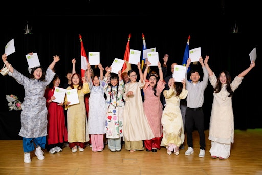 Die vietnamesischen Schülerinnen und Schüler haben voller Stolz
ihre Zeugnisse bei der Abschlussfeier „Lehrgang für Pflegeassistenz“
erhalten und setzen damit einen wichtigen Schritt in Richtung ihrer
beruflichen Zukunft in Österreich.