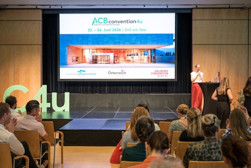 Vorschau Bild von Ausblick auf die Convention4u 2026: Bei der C4u 2025 wurde das
Ferry Porsche Congress Center Zell am See als nächster
Austragungsort von ACB-Geschäftsführerin Marie Lechner vorgestellt.