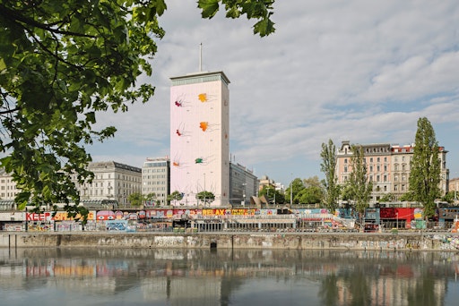  Der moldauische Biennale-Künstler Pavel Brăila verhüllt den
Ringturm mit „Your Happiness is in Your Own Hands“.