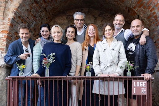 Produzent und Regisseur Nicolai Tegeler mit einem Teil des Grazer
Jedermann-Ensembles bei der Präsentation auf der Kasemattenbühne am
Grazer Schlossberg