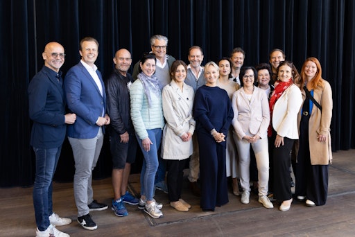 Vorschau Bild von Produzent und Regisseur Nicolai Tegeler, ein Teil des Ensembles
sowie Vertreter aus Kultur, Politik und Tourismus