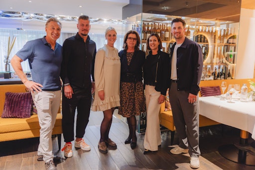 Mit zwei exklusiven Eröffnungsabenden wurde das neue nōa
Schladming erstmals zum Hotspot. Neben Design, Kulinarik und alpinem
Lifestyle sorgten vor allem die prominent besetzten Gesprächsrunden
mit Unternehmerin und Investorin Katharina Schneider, „Bergretterin“
Luise Bähr, Coach und Buchautorin Ute Zischinsky, Ex-Skistar und
TV-Moderator Hans Knauß, Ex-Red Bull Salzburg Tormann Alexander
Walke und „Inspektor Felix Berger“ Ferdinand Seebacher, der ohne
Kommissar Rex das Hotel genoss.