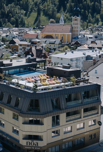 Vorschau Bild von Das nōa Schladming, mit • 26 Zimmer und Suiten mit Luxusbädern,
Infinity Roof Top Pool, Dachterrasse, Spa - auch Day Spa ist
möglich, Kryo Kältekammer, die Bewährte Kulinarik der "Tischlerei",
Better Natural Aging mit Jetpeel Behandlung, aktuelle
Eröffnungsangebote und mehr Informationen: www.noa-schladming.com