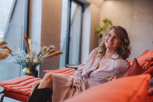 Vorschau Bild von Schauspielerin Luise Bähr entdeckt das neue Lifestylehotel noa
Schladming