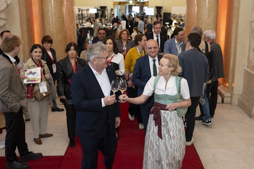 Vorschau Bild von Beste Stimmung bei der Eröffnungszeremonie des Internationalen
Weinfestivals VieVinum 2026