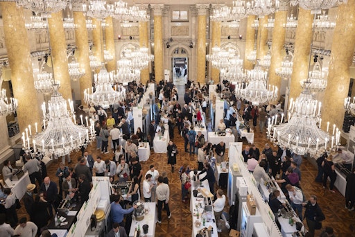 Vorschau Bild von Die prachtvollen Räumlichkeiten der HOFBURG Vienna waren bereits
am ersten Tag der VieVinum rasch mit Weinenthusiast:innen gefüllt.