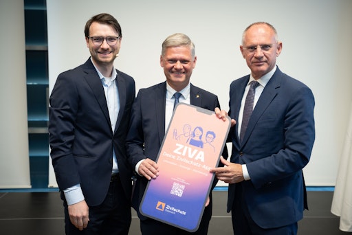 ÖZSV Bundesgeschäftsführer Josef Farda (li.) ÖZSV Präsident
Andreas Hanger (Mitte) Bundesminister Gerhard Karner (re.)