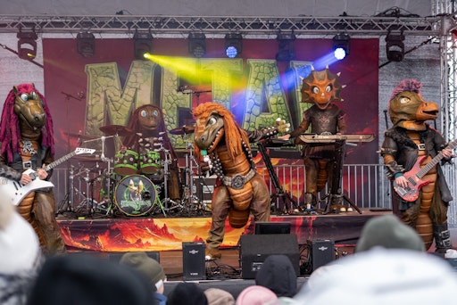 Vorschau Bild von Heavy Saurus im Alpendorf St. Johann im Snow Space Salzburg. Am
Ende der Wintersaison begeistern sie mit ihrer Musik Groß und Klein