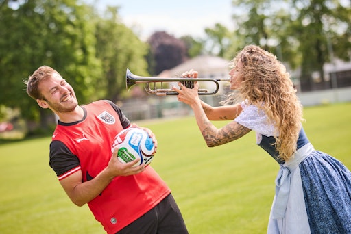 Regionalkultur und Fußballkultur begegnen einander - in Tracht
und im Trikot.