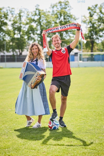 Vorschau Bild von Regionalkultur und Fußballkultur begegnen einander - in Tracht
und im Trikot.