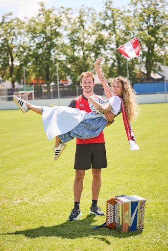 Vorschau Bild von Regionalkultur und Fußballkultur begegnen einander - in Tracht
und im Trikot.
