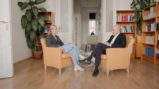  In der ersten Sendung am Donnerstag, den 21. Mai 2026 um 20:50
Uhr ist Paul Schmidt, Generalsekretär der Österreichischen
Gesellschaft für Europapolitik, zu Gast. OKTO-Moderatorin Katharina
Obermayer spricht mit ihm über die Zukunft Europas zwischen den
Großmächten China und USA und großen Fragen wie Sicherheitspolitik
in Europa. Es geht um Künstliche Intelligenz und Technologie in
Zeiten von Tech-Riesen im Ausland, sowie der Einstellung der
Bevölkerung zur Europäischen Union und vieles mehr.