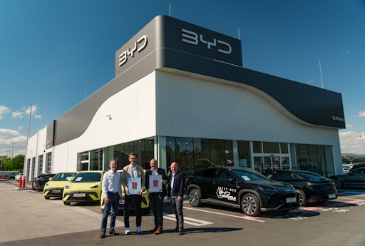 Prof. Dr. Beutelmeyer (2.v.r.) überreichte die beiden Urkunden im
BYD Autohaus Göndle in St. Pölten an BYD Österreich Managing
Director Danijel Dzihic (2.v.l.), Head of Marketing Rene Petzner
(l.) sowie Head of PR & Product Management Pascal Sperger.