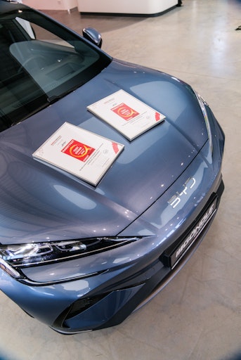 Vorschau Bild von BYD wurde im Rahmen einer repräsentativen Umfrage des Market
Instituts unter 1.000 ÖsterreicherInnen ab 16 Jahren vor kurzem zur
innovativsten Automarke am Gesamtmarkt sowie zur E-Auto-Marke mit
dem besten Preis-Leistungsverhältnis gewählt.