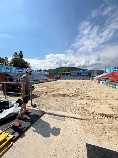 Vorschau Bild von Veranstalter Marcus Mitzner beim Aufbau der aktuell größten
Sandkiste Österreichs.