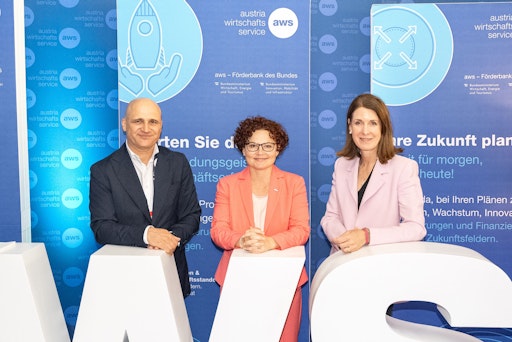 Vorschau Bild von v.l.n.r. Bernhard Sagmeister (Austria Wirtschaftsservice GmbH),
Staatssekretärin Elisabeth Zehetner (Bundesministerium für
Wirtschaft, Energie und Tourismus), Henrietta Egerth
(Österreichische Forschungsförderungs GmbH)