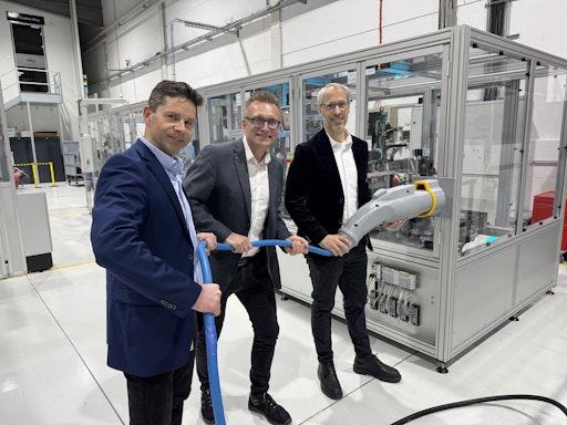 Management Team Manfred Bruckner, Andreas Kneidinger und Stefan
Gaigg bei der Inbetriebnahme der neuen, hochautomatisierten
Fertigung für Batteriekühlung in der VOLTFACTORY® in Bad Leonfelden.