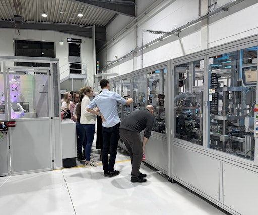 Vorschau Bild von FLEXCOOLER® Team bei der internen Einweihung der neuen Fertigung
für Batteriekühlung in Bad Leonfelden.