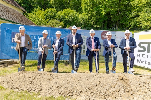 Mit dem offiziellen Spatenstich startet die NID gemeinsam mit dem
Generalunternehmer Steiner Bau GmbH im Beisein des Purkersdorfer
Bürgermeisters Stefan Steinbichler den Bau des Wohnprojekts
“WALPURGA“.
