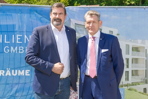 Vorschau Bild von Bürgermeister Steinbichler beim Spatenstich des NID Projekts
WALPURGA: "Ich freue mich auf viele neue Purkersdorfer im neuen
„WALPURGA“!
