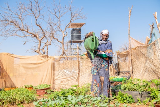 Limata Sawadogo (60) bekam von CARE Reis, Mais, Öl und
Hygieneartikel. Außerdem wurde sie beim Gemüseanbau unterstützt. Mit
der Ernte kann sie den Eigenbedarf ihrer Familie decken. CARE
unterstützt in diesem Projekt insgesamt 34.200 Menschen in Burkina
Faso.