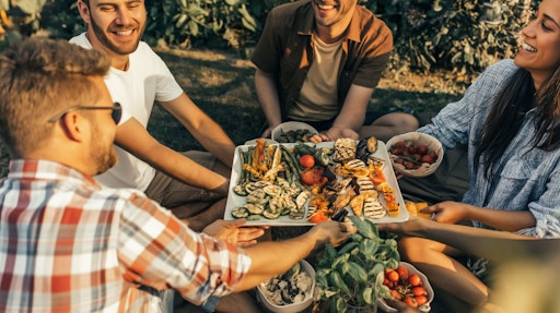 Vegane Gruppe beim Essen. // Weiterer Text über ots und
www.presseportal.de/nr/71147 / Die Verwendung dieses Bildes für
redaktionelle Zwecke ist unter Beachtung aller mitgeteilten
Nutzungsbedingungen zulässig und dann auch honorarfrei.
Veröffentlichung ausschließlich mit Bildrechte-Hinweis.