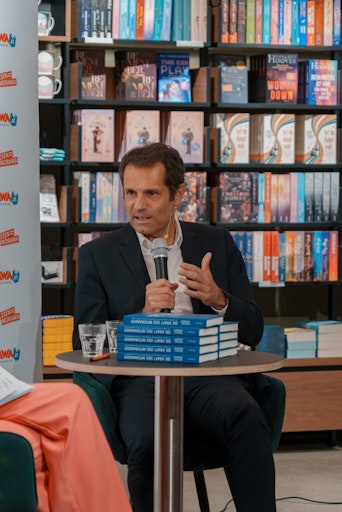 Vorschau Bild von Michael Heinisch, CEO der Vinzenz Gruppe, stellt sein neues Buch
vor.