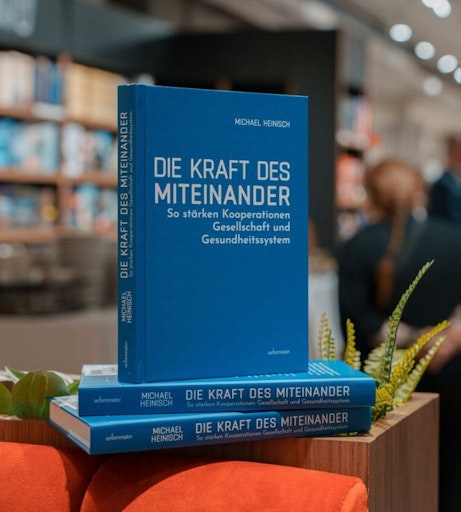 Vorschau Bild von „Die Kraft des Miteinander“, das neue Buch von Michael Heinisch