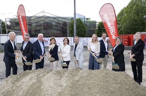 Vorschau Bild von v. l.: Wüstenrot Aufsichtsratsmitglied Mag. Martin Grüll,
Wüstenrot CFO Mag. Gregor Hofstätter-Pobst,
Bürgermeister-Stellvertreter Dr. Florian Kreibich, Wüstenrot
Generaldirektorin Dr. Susanne Riess-Hahn, Landeshauptfrau Mag.
Karoline Edtstadler, Bürgermeister Bernhard Auinger, Wüstenrot
Versicherungsvorstand Dr. Brigitte Feldhofer, Baumeister Ing. Georg
Russegger, Stadträtin Anna Schiester, Architektin Bettina Götz