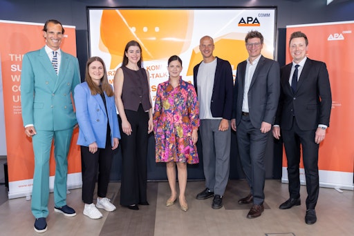 Beim APA-Comm-Talk „Wenn Maschinen in der PR mitmischen –
Wirksame PR im Zeitalter von KI“ diskutierten (v.l.): Thomas Schwabl
(Marketagent), Carina Engel (APA-Comm), Natalia Michalak (REWE
International), Tanja Gruber (Österreich Werbung), Moritz Arnold
(Grayling Austria), Klemens Ganner (APA), Alexander Raffeiner
(Moderation/Raffeiner Reputation)