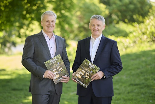 ÖBf-Vorstände Andreas Gruber (li) und Georg Schöppl (re) mit dem
Nachhaltigkeitsmagazin zum Geschäftsjahr 2025