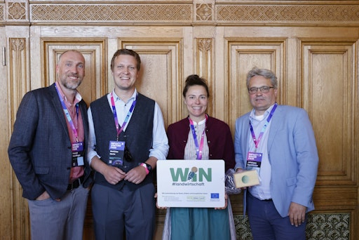 Vorschau Bild von V.l.n.r.: Ronald Würflinger, Generalsekretär Blühendes
Österreich, Matthias Merta, Manager UNESCO Biosphärenpark Großes
Walsertal, Claudia Kreiml, Almbewirtschafterin der Wildalm in
Neukirchen am Großvenediger, Johannes Fankhauser, BMLUK, Leiter der
Sektion II - "Landwirtschaft und ländliche Entwicklung"