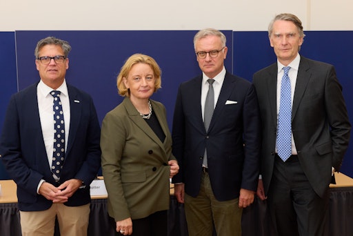 https://www.apa-fotoservice.at/galerie/39948 Im Bild v.l.n.r.:
Jens Schneider (Rektor der Technischen Universität Wien),
uniko-Präsidentin Brigitte Hütter (Rektorin der Kunstuniversität
Linz), uniko-Vizepräsident Markus Müller (Rektor der Meduni Wien),
Sebastian Schütze (Rektor der Universität Wien)
