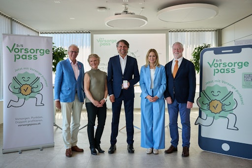 v.l.n.r.: Univ.-Prof. Dr. Paul Sevelda / Präsident der
Österreichischen Krebshilfe, Dr. Birgit Vetter-Scheidl / Präsidentin
Zahnärztekammer, SVS-Obmann Peter Lehner, Dr. Isabella Bauer-Rupp /
Leitende Ärztin der SVS, Dr. Edgar Wutscher / Vizepräsident der
Österreichischen Ärztekammer und Obmann der Bundeskurie der
niedergelassenen Ärzte