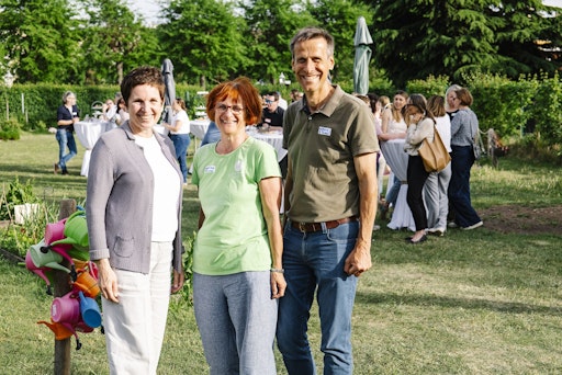 v.l.n.r.: Claudia Ertl-Huemer, Geschäftsfeldleitung Education
Catering bei GOURMET mit Angelika und Wolfgang Palme von der City
Farm. © GOURMET. Abdruck honorarfrei, bitte nur im Kontext der
Presseinformation.
