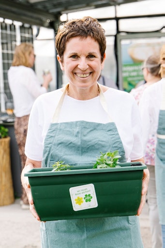 Vorschau Bild von Claudia Ertl-Huemer mit ihrer selbst bepflanzten Kräuterkiste. ©
GOURMET. Abdruck honorarfrei, bitte nur im Kontext der
Presseinformation.