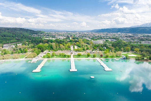 Das Strandbad Klagenfurt ist nicht nur das Wohnzimmer der
Klagenfurter:innen, sondern ein Platz der Gemeinschaft und ein
Sehnsuchtsort, der seit jeher für Lebensfreude, Urlaub und Erholung
steht. Ein Stück Klagenfurt, dem die Menschen mit ihrem Herzen
verbunden sind, dem sie oft ihr Leben lang die Treue halten.