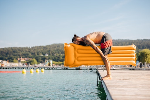 Vorschau Bild von Dank der neuen Koralmbahn ist der Wörthersee jetzt noch näher an
Graz und Wien gerückt. Das bedeutet: Einfach einsteigen,
zurücklehnen und und nur wenige später das Badeglück an einem der
schönsten Badeseen Österreichs genießen.