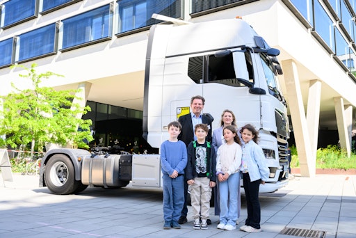Vizebürgermeisterin Bettina Emmerling und Wolfgang Böhm, Obmann
der Wiener Transporteure, mit Kindern bei einem Workshop zum Toten
Winkel