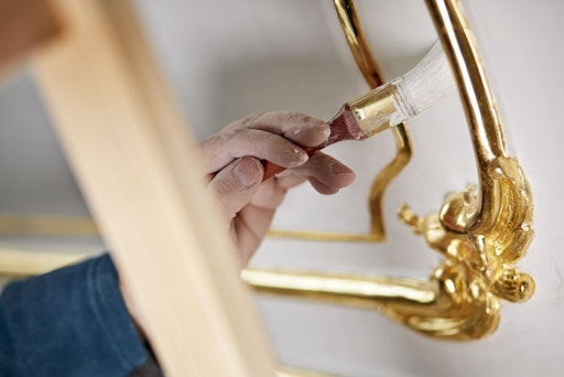 Vorschau Bild von Detailaufnahme während der Restaurierung in einem der
Weißgoldzimmer im Sisi Museum in der Wiener Hofburg