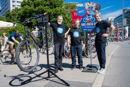 Martin Klima-Sonvilla (links am Bild), Fahrradbeauftragter Wiener
Mechatroniker, reparierte mit Mitarbeitern der Innung zahlreiche
Bikes beim ersten Bike Check Day am Wiener Praterstern.