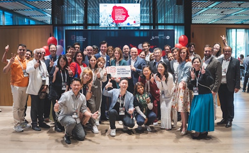  v.l.n.r. Sektionschef Florian Frauscher (BMWET), Henrietta Egerth
(Geschäftsführerin FFG) und Bernhard Sagmeister (Geschäftsführer
aws) mit dem GIN-Team sowie österreichischen und asiatischen
GIN-Alumni-Start-ups