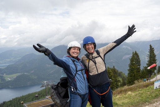 Vorschau Bild von Paragleitflug nach der feierlichen Eröffnung von Annie und
Kristina von Trapp